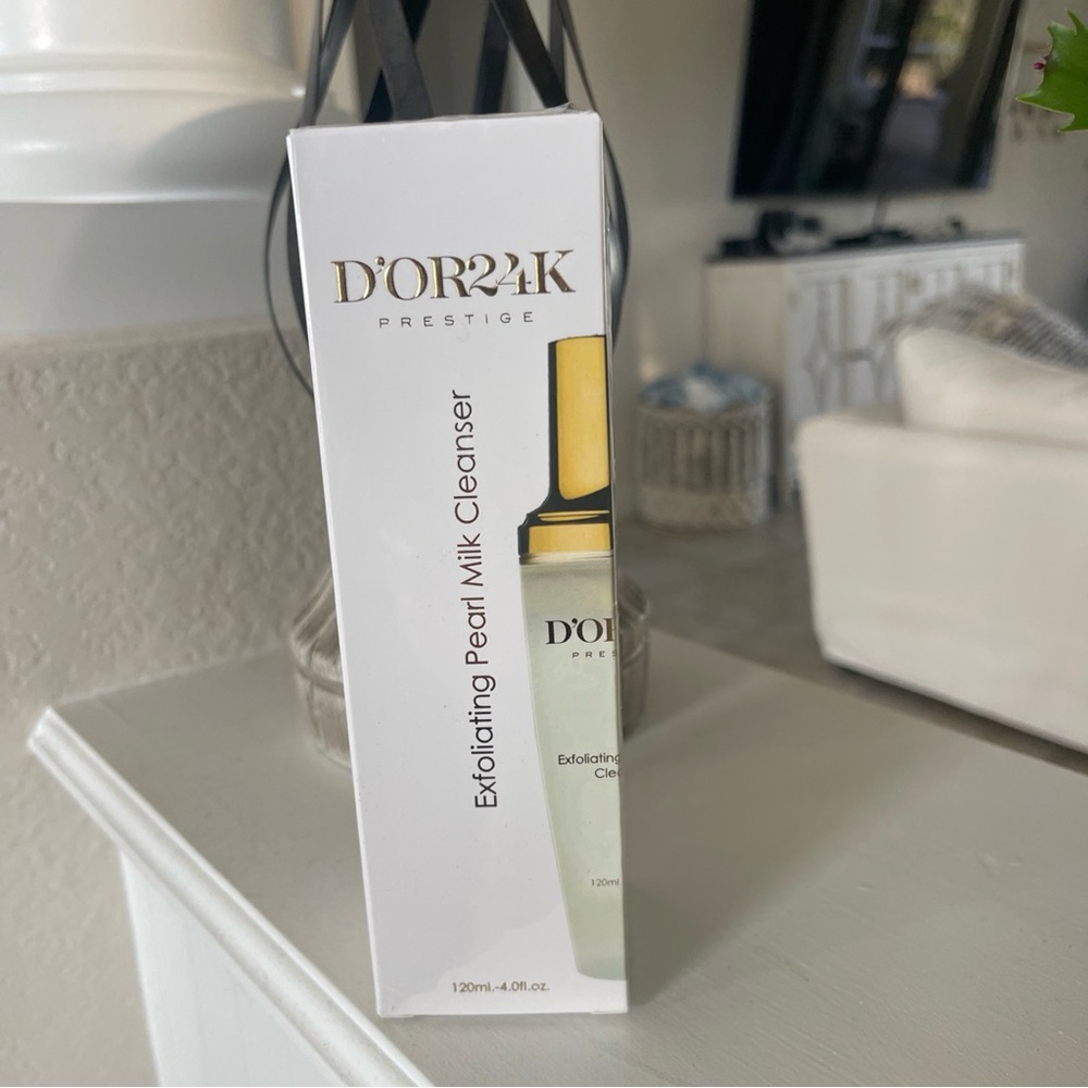 Prestige Exfoliating Pearl Milk Cleanser - Gold and White
